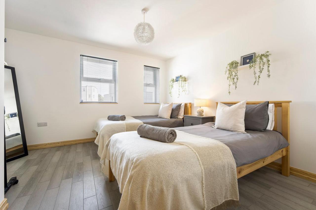 Spacious, Newly Renovated, Three Bedroom Town Centre Duplex Apartment With Free Parking, Sleeps Seven - Walking Distance To Beach Bournemouth Eksteriør billede