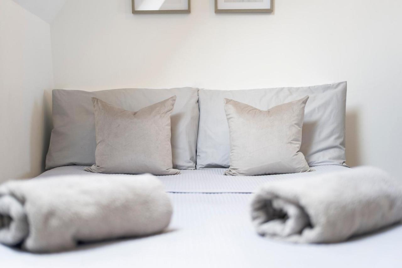 Spacious, Newly Renovated, Three Bedroom Town Centre Duplex Apartment With Free Parking, Sleeps Seven - Walking Distance To Beach Bournemouth Eksteriør billede