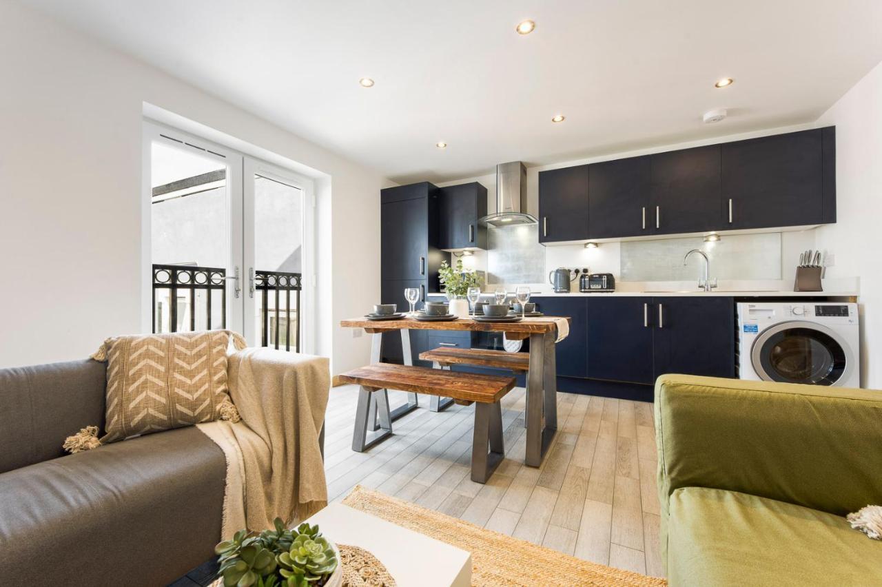 Spacious, Newly Renovated, Three Bedroom Town Centre Duplex Apartment With Free Parking, Sleeps Seven - Walking Distance To Beach Bournemouth Eksteriør billede